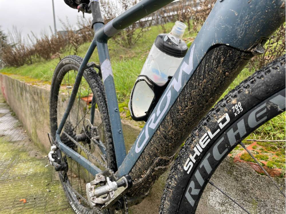 7 tips on how to clean your gravel bike for optimal performance and longevity - crowbicycles